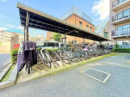 きちんと整備された駐輪場。住む方の心遣いが感じられます。