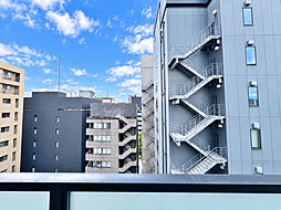 窓を開けると広がる青空。心をリフレッシュして日々を過ごしていきましょう。
