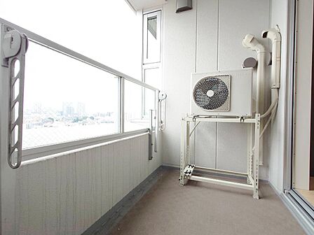 暮らしの中で、光と風を演出してくれるバルコニー。