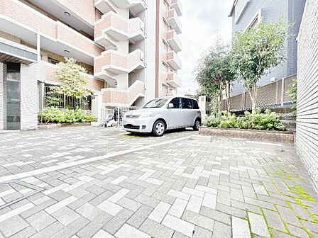 本物件の駐車スペースです。車種制限のある場合もございますので、お気軽にお問い合わせくださいませ。