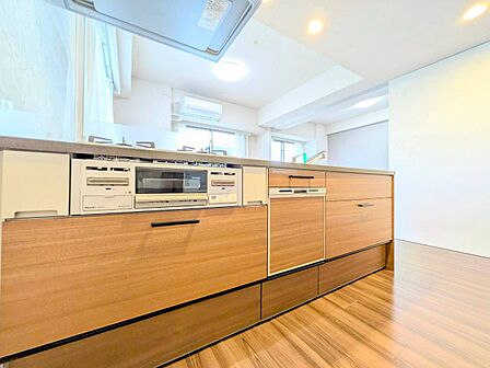 スマートな意匠と充実の機能を備えたキッチンが、暮らしにおいしい彩りを添えます。