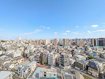 窓を開けると広がる青空。心をリフレッシュして日々を過ごしていきましょう。