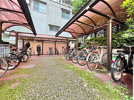 きちんと整備された駐輪場。住む方の心遣いが感じられます。