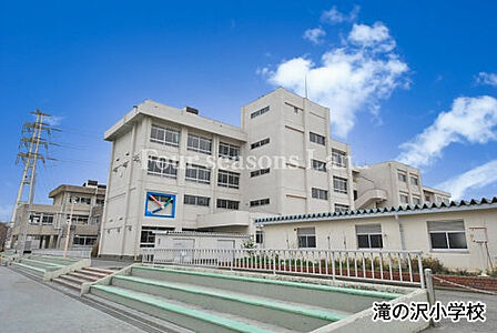 滝の沢小学校まで約390m