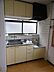 キッチン：正面に窓がある明るいキッチンです。収納スペースもたっぷり♪