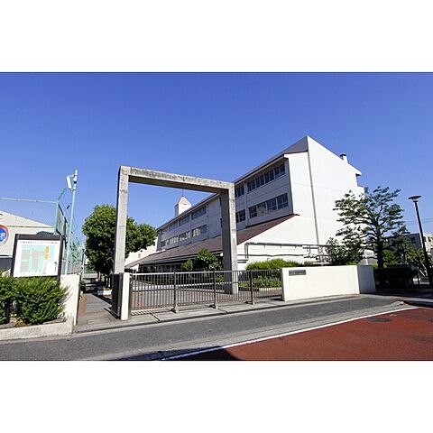 中学校「市立大鳥中学校まで10ｍ」