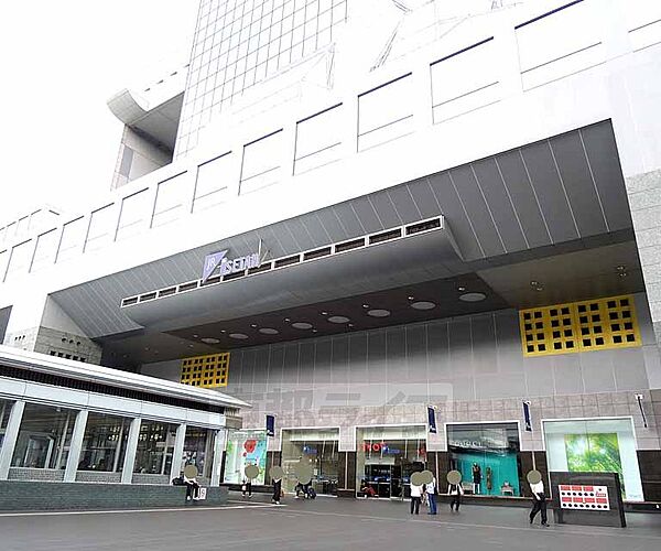 画像10:ジェイアール京都伊勢丹まで1000m ＪＲ京都駅にあるデパートといえばこの伊勢丹