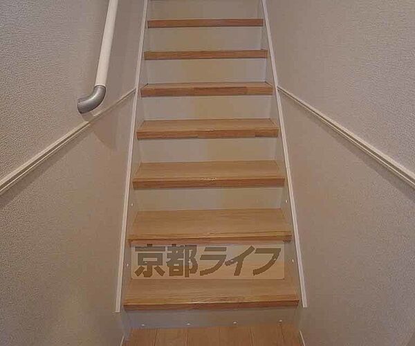 画像10:玄関開けると階段です