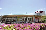 スーパー「コープあいち高蔵寺ニュータウンまで523ｍ」