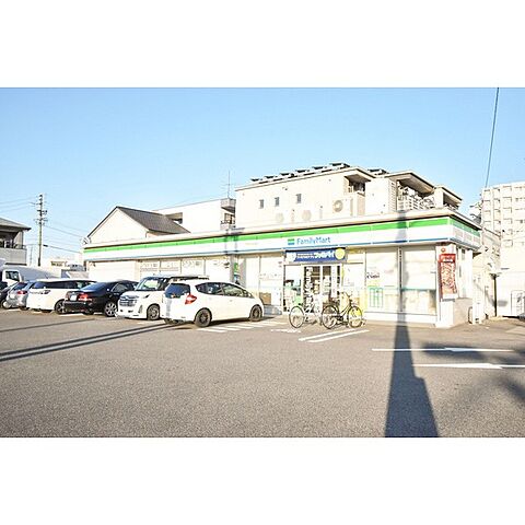 コンビニ「ファミリーマート名北平手町一丁目店まで200ｍ」