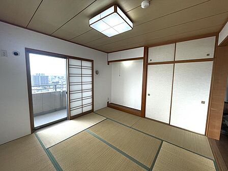 8帖の広々とした和室！窓から快適な光と風を取り込める設計です。