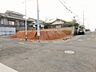 外観：道路幅の広い角地で陽当たり良好+開放感有り！