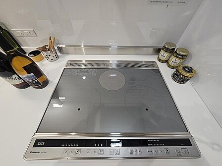 お掃除らくらくのIHクッキングヒーター。
