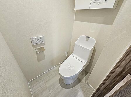 トイレには快適な温水洗浄便座付き。
