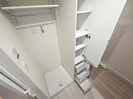 洗面所も広く、下着やタオル類を余裕で収納できます。