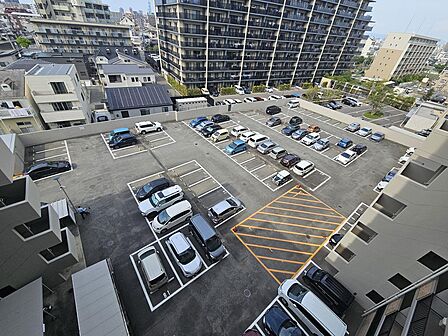 敷地内平面駐車場有:月額8000円