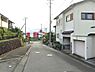 外観：前面道路幅員8ｍで広々、車の出し入れ楽々！