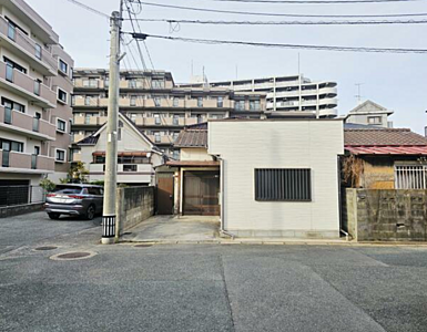 外観:ご都合の良い日にご案内させて頂きます。現状、古家あり更地渡し。 外観:ご都合の良い日にご案内させて頂きます。現状、古家あり更地渡し。