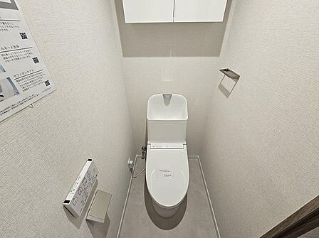 トイレには快適な温水洗浄便座付き。
