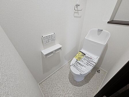 トイレには快適な温水洗浄便座付き。