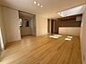 リビング/ダイニング：同施工会社の写真です。（左右反転）