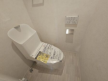トイレには快適な温水洗浄便座付き。