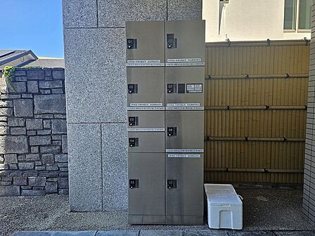 宅配ボックスがあるので遅い帰宅でも荷物が受け取れます。