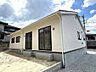 外観：建物南東側・北東側の外観、外壁はクリーム色、シックで落ち着いた印象です！