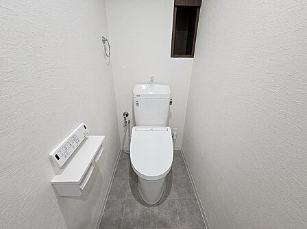トイレには快適な温水洗浄便座付き。