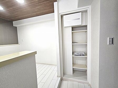 キッチン横の収納スペース。