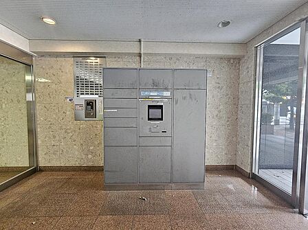 宅配ボックスがあるので遅い帰宅でも荷物が受け取れます。