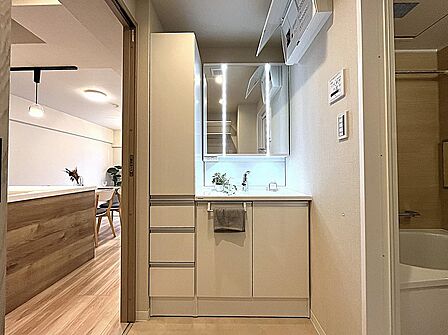 清潔感溢れるスタイリッシュなデザインの洗面化粧台！