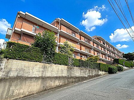 マンション前面道路側の外観!
