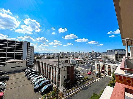 南東側バルコニーから中央区六本松方面を望みます!