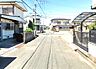 外観：前面道路幅員6ｍで広々、車の出し入れ楽々！