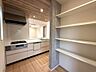 キッチン：キッチン後ろに便利な可動棚収納有り！