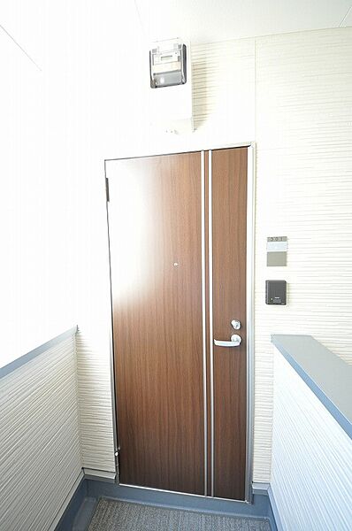 画像25:玄関扉は高級感のあるウォールナットカラーを使用。
