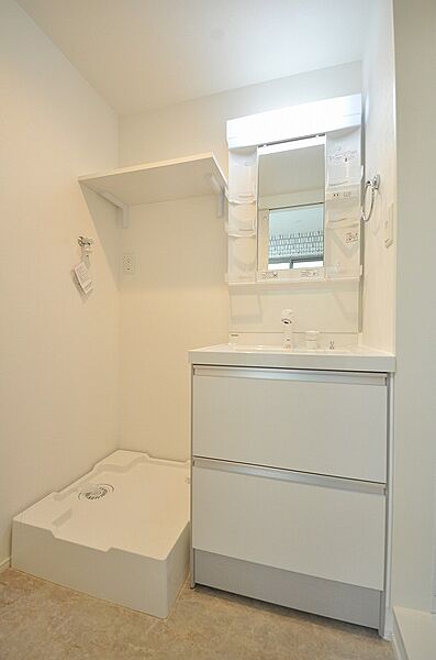 画像8:温水シャワー付洗面化粧台付きの洗面化粧台。脱衣所も広々。