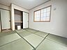 和室：障子風の建具が光を柔らかく拡散し、部屋をより広く見せています。