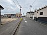 外観：西側前面道路の様子です。