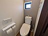 トイレ：窓のあるトイレは明るく清潔感もありますね