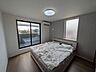 洋室：バルコニーに面した明るい洋室です。大きな窓で明るいお部屋です。