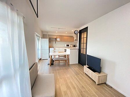(居住中につき画像を一部加工してあります)家族みんながゆったり寛げそうな開放感のあるLDK。キッチンからリビングが見渡せるので、料理をしながらでもお子さんに目が届きそうですね。