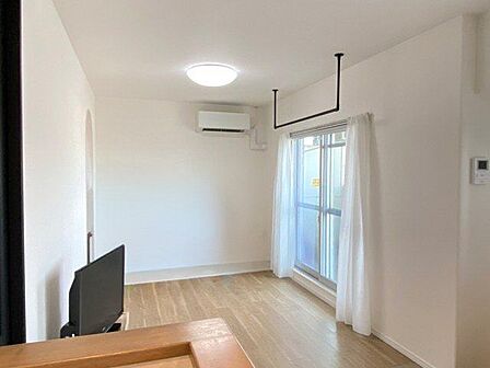 (居住中につき画像を一部加工してあります)リビングの窓側にはハンギングバーが設置されていて雨の日の室内干しに役立ちそうです♪