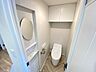 トイレ：快適なタンクレスシャワートイレです。扉付きの収納と棚があるのでトイレットペーパーなどスッキリ収納できそうですね。自動洗浄手洗い器と鏡付き！床がリビングとは違う木目でお洒落です！
