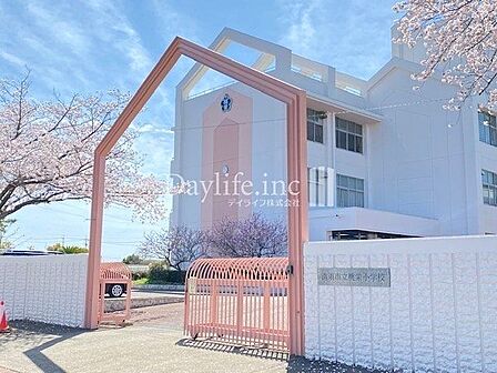 清須市立桃栄小学校 桃栄小学校 生徒数:約270人 学級数:14 教育目標 「元気な子ども 元気な学校」 教員数:21 教員1人当たり生徒13.2人 1000m