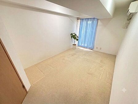 (居住中につき画像を加工しています。)約7帖の洋室です。