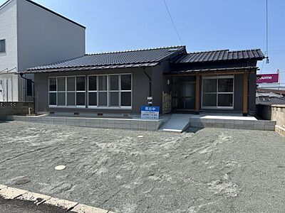 外観：価格には消費税、リフォーム費用を含みます。内覧希望の方はお電話ください。樹木伐採によりスッキリした明るい家に生まれ変わりました。
