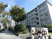「竹ノ塚」駅から伸びる大通りの、美しい街路樹としゃれたタイル貼りの鋪道を歩いて12分の立地です。