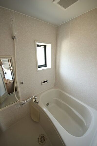 浴室：同施工会社同型タイプの別のお部屋のお写真です（※現況と異なる場合がございます）